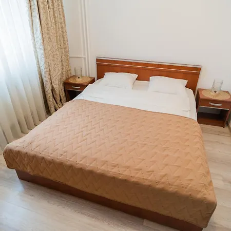 Spacious Near City Center Boekarest
