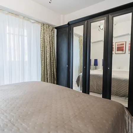 Spacious Near City Center Appartement Boekarest