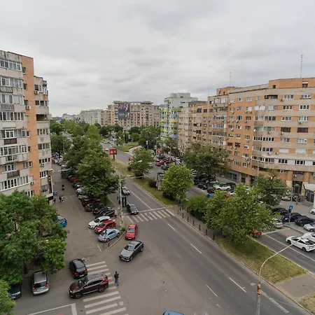 Spacious Near City Center Appartement Boekarest